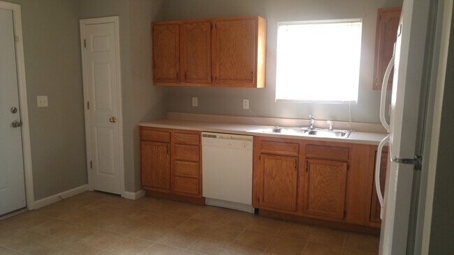 Building Photo - Southside Single Family Home Attached 2 Car Garage 3bd/2.5 Bath Romney Sub.