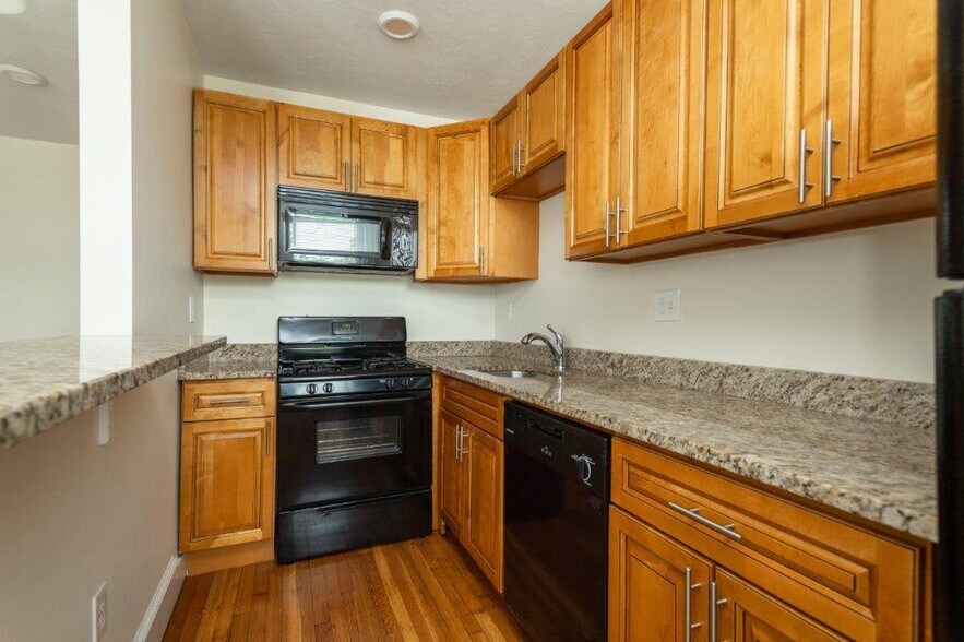 Primary Photo - 140 Highland Ave