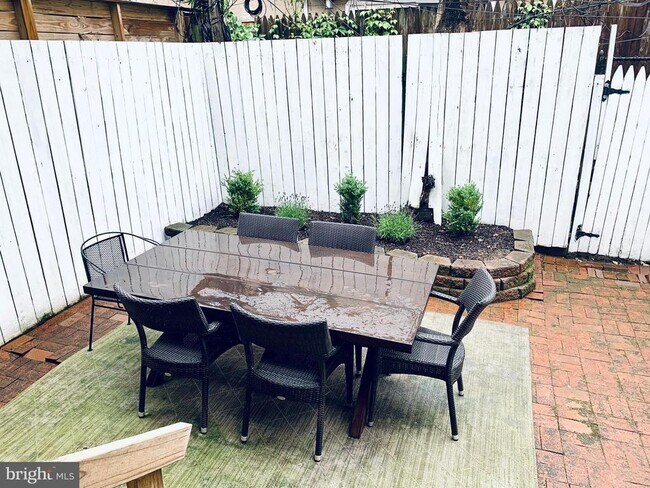 Building Photo - 1513 Green St