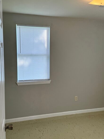 Building Photo - 2407 Rose Dr