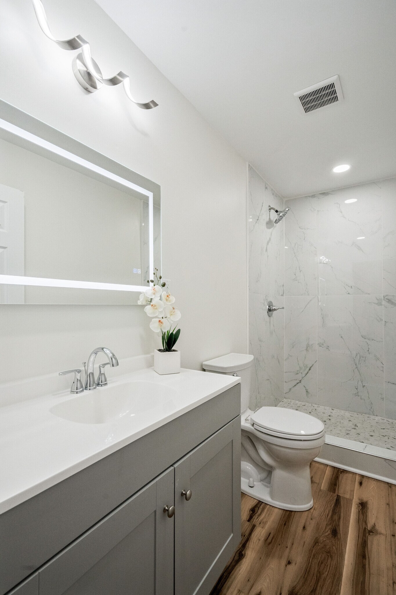 Studio#4 Presidential Bathroom - 1222 E Vaile Ave