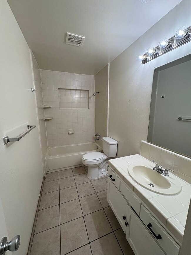 Building Photo - Spacious SE Tulare Home Near Shopping Centers coming soon!