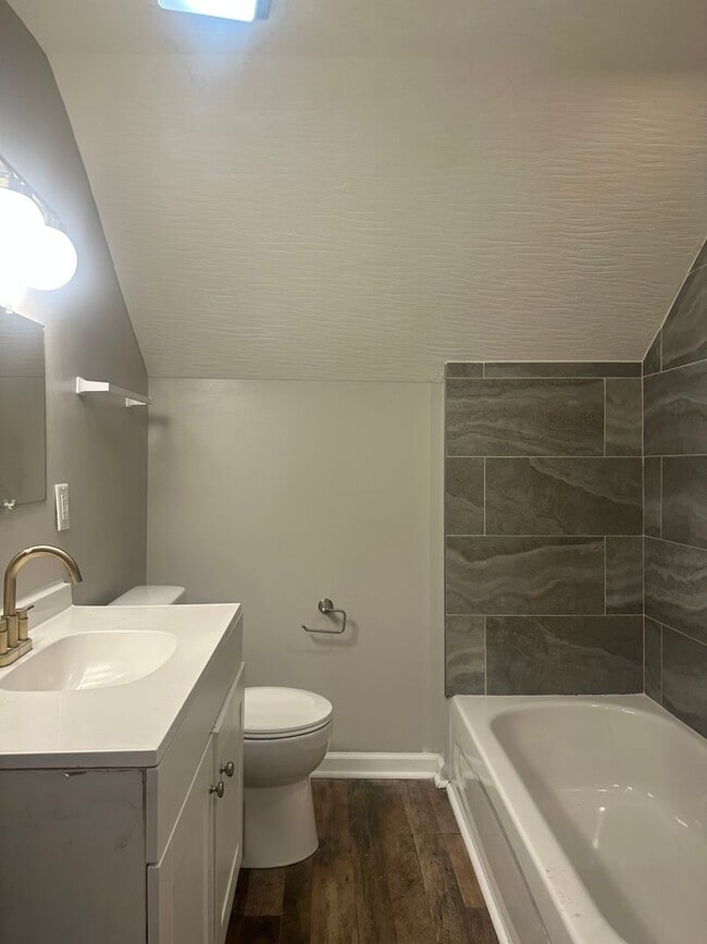 Building Photo - 3 Bedroom 2 Bathroom House for Rent on the...