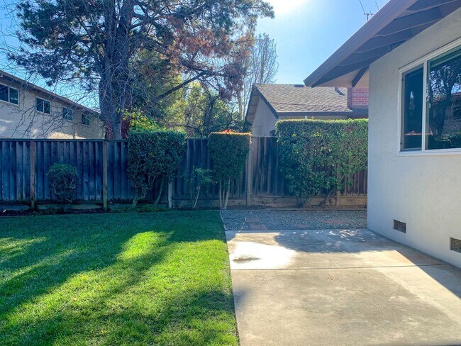 Building Photo - Comfortable Single-Level Living in a Prime Los Gatos Location