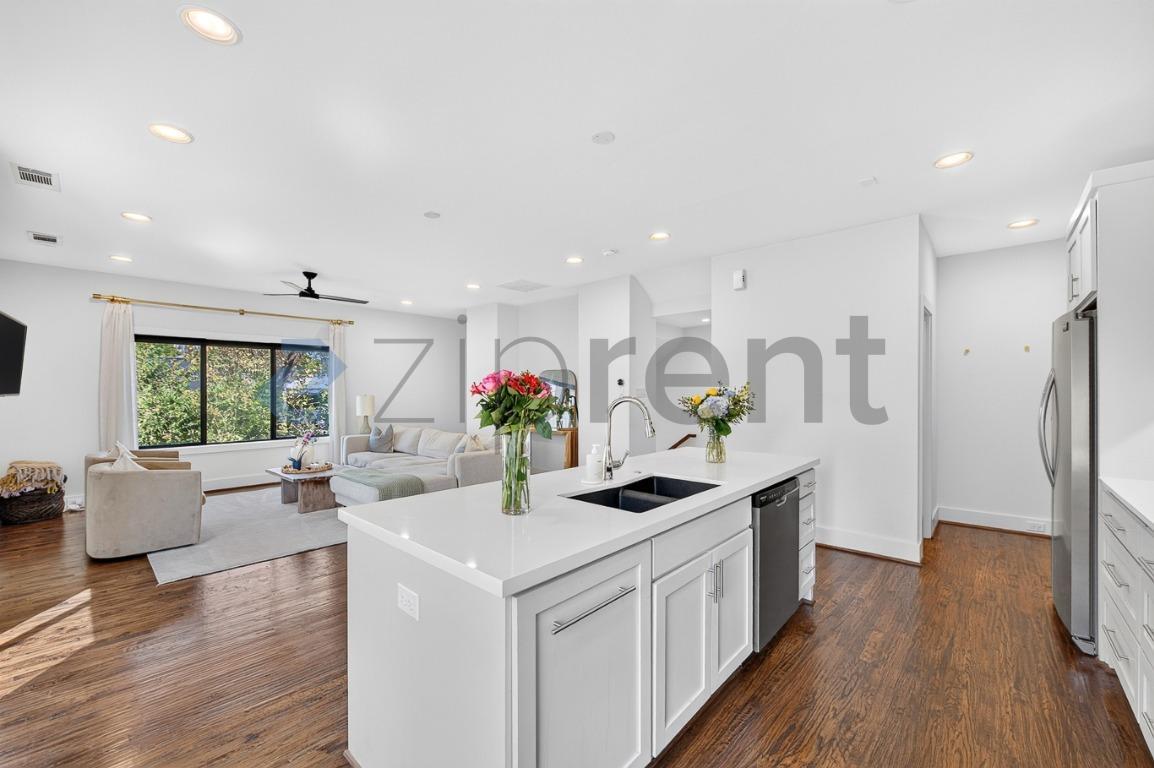 Building Photo - Unit E