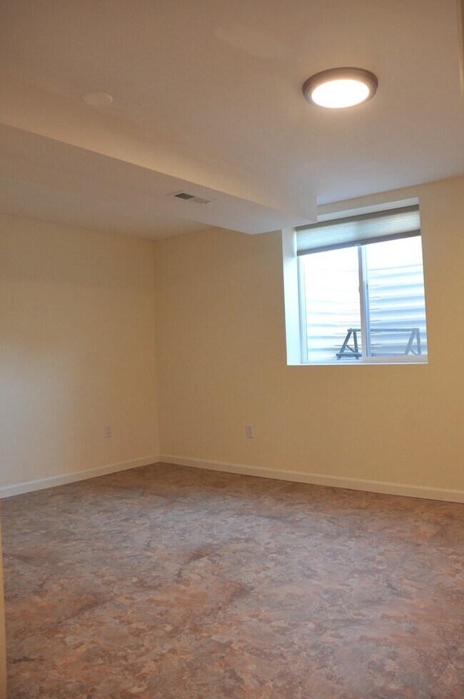 Building Photo - Basement Apartment, 2 bed 1 bath close to Food Trucks on Best