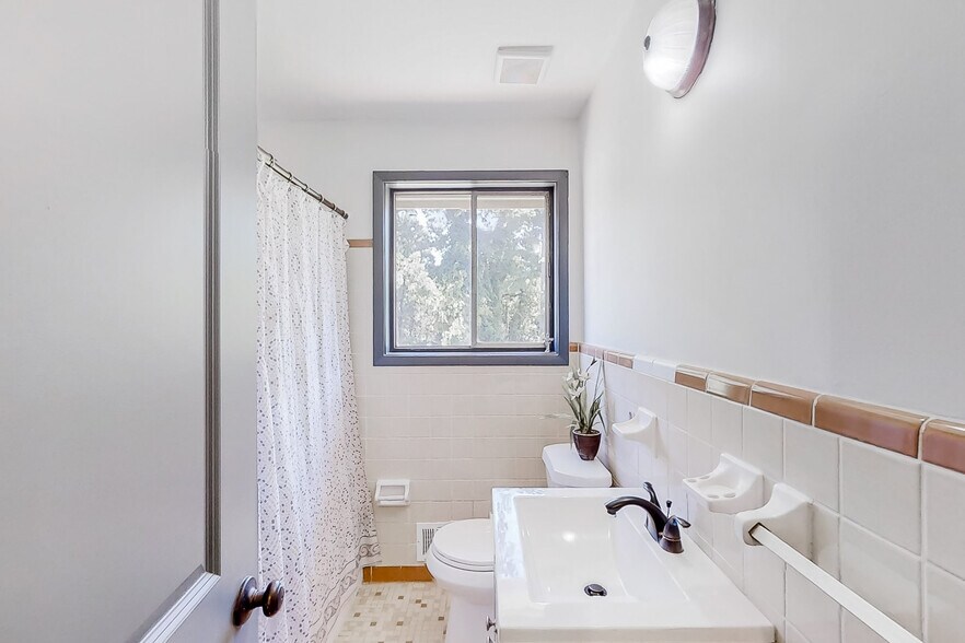 Building Photo - 1395 Stoneham Ct