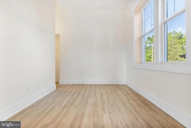 Building Photo - 2300 W 17th St