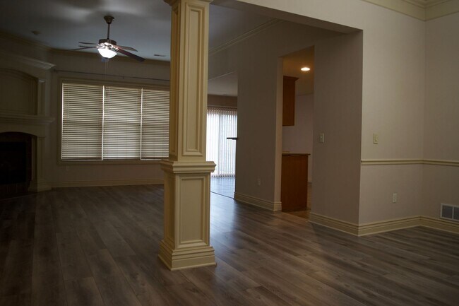 Building Photo - Marvelous 3 Bedroom House In Mill Creek Ma...