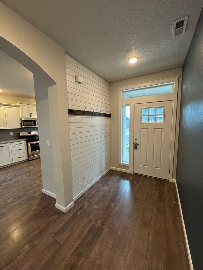 Building Photo - Charming 3-Bedroom Home