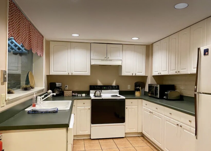 Kitchen - 207 W Jones St