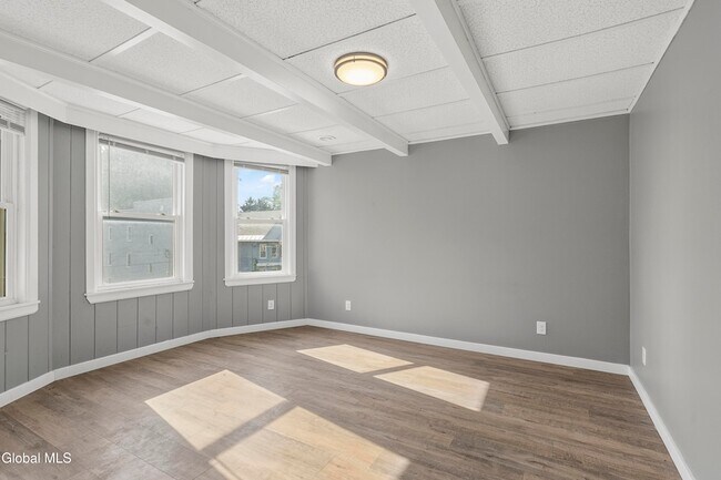 Building Photo - 635 Crane St
