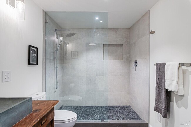 Building Photo - 15 Heuters Ln