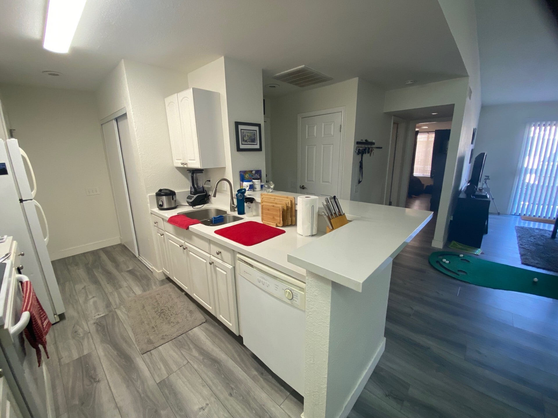 Clean and white - 2035 S Elm St