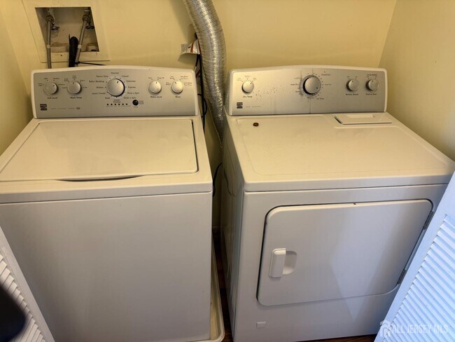 Building Photo - 813 Plymouth Rd