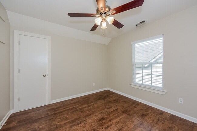 Building Photo - 145 Summerlake Pl