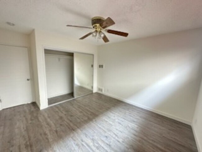 Building Photo - Downstairs, One Bedroom Apartment located ...