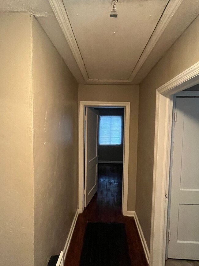 Building Photo - **ON HOLD**2 Bedroom / 1 Bathroom Total El...