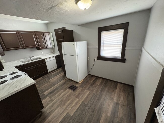 Building Photo - Large Kitchen, Hardwood Floors, Laundry included