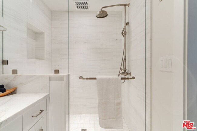 Building Photo - 5770 Busch Dr