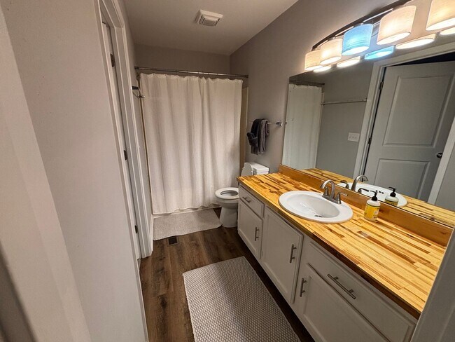 Building Photo - 3 Bedroom / 2 Bath End-Unit Condo in Crossland Downs – Across from the AU Vet School