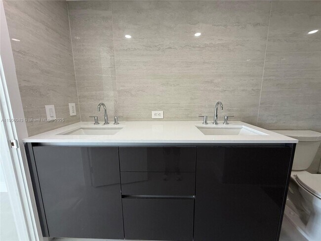 Building Photo - 3675 N Country Club Dr