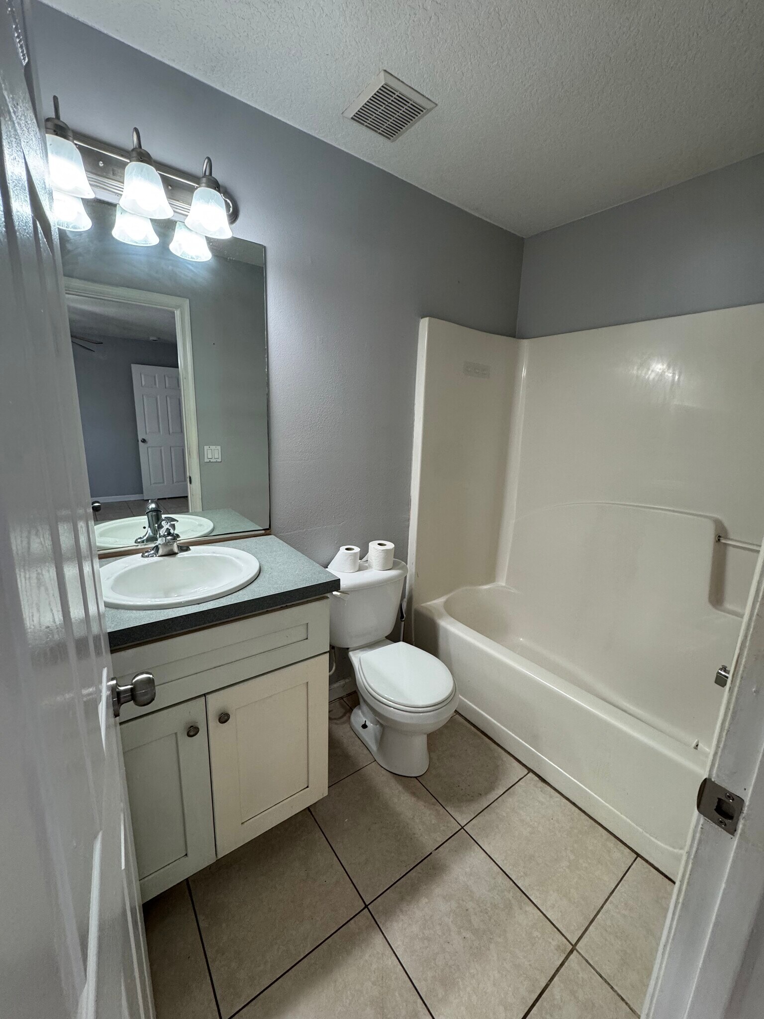 Building Photo - 449 SW Fifer Ave