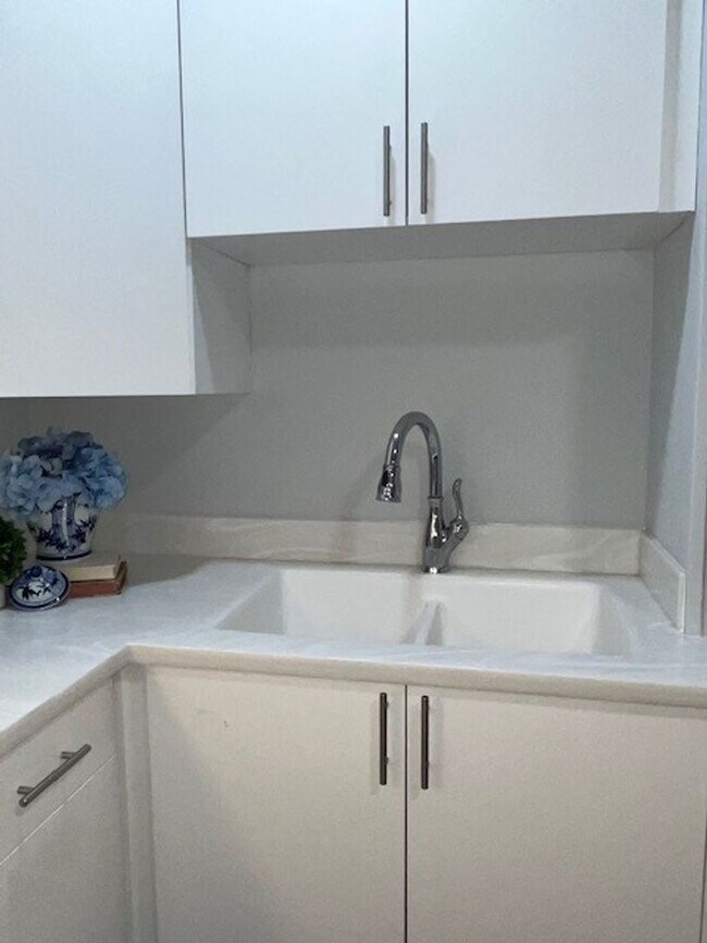 Building Photo - 305 Brookside Dr