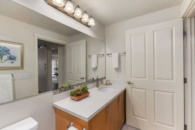 Building Photo - 2 Bedroom Condo in Overlook at Juanita Bay