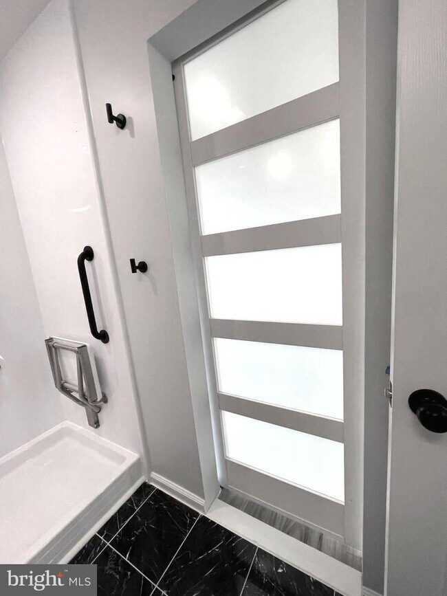 Building Photo - 1819 Sherman Dr