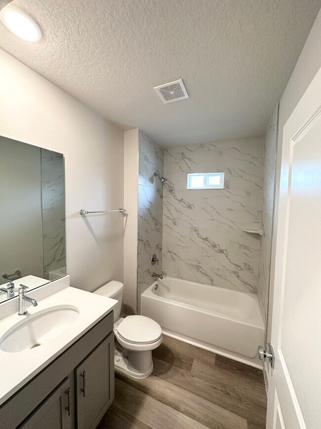 Building Photo - 6 Slate Wood Ct