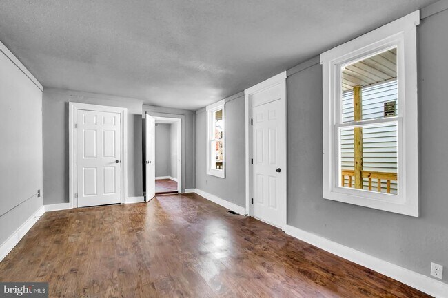 Building Photo - Coming Soon - Spacious 3 Bedroom 1.5 Bath ...