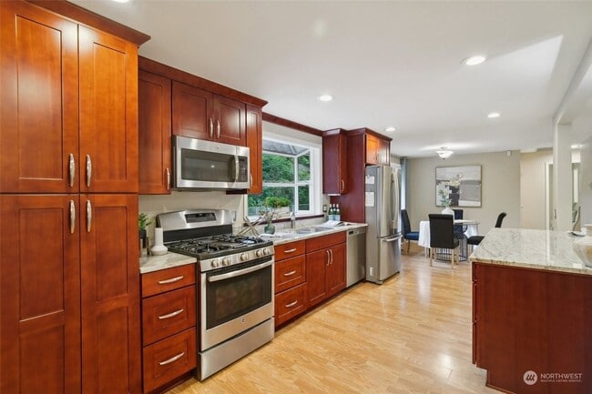 Building Photo - Spacious 3 Bedroom Home In Mountlake Terra...
