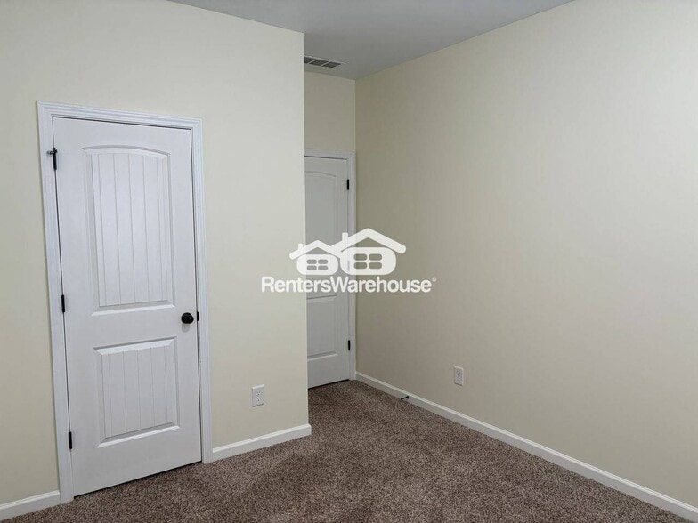 Building Photo - 570 Oakside Pl