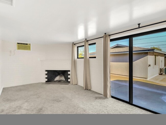 Building Photo - 544 W 17th Pl