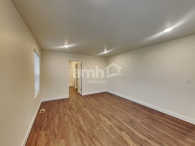 Building Photo - 4751 85th Dr NE