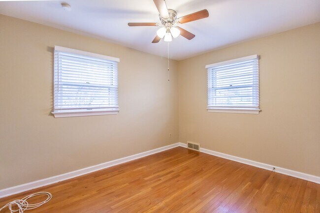 Building Photo - Lovely Large 3 Bedroom 1 1/2  Bath Ranch Style Home