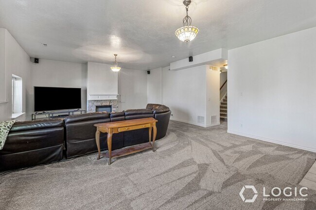 Building Photo - 9223 Silver Lake Dr