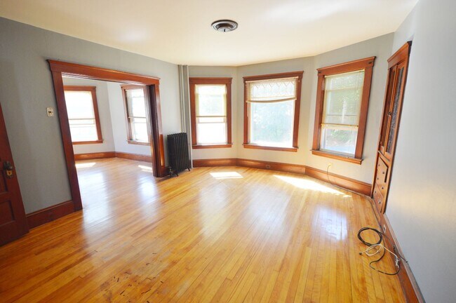 Building Photo - 53 Forest St