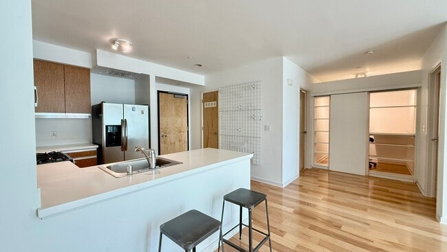 Building Photo - 1BR + Den / 1BA with Private Patio + Parking!