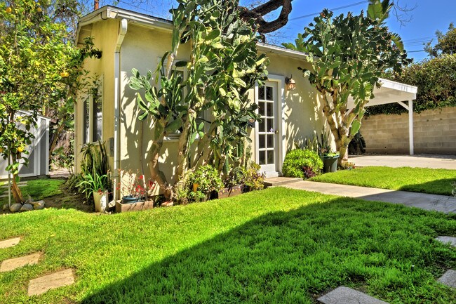 Building Photo - 10633 Chiquita St