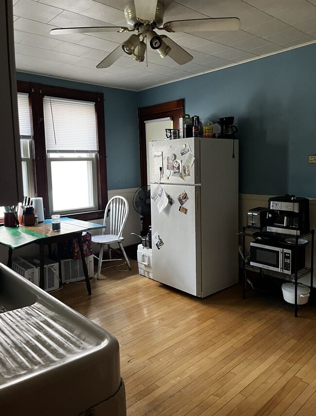 Building Photo - 1579 N Warren Ave