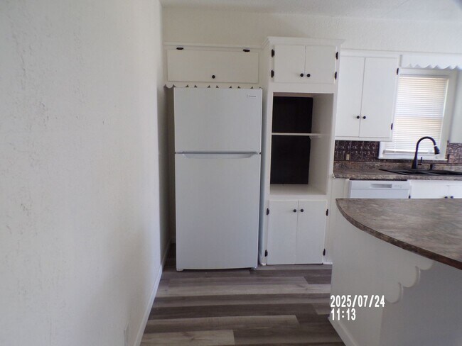 Building Photo - Newly renovated! Pet Friendly! Centrally l...