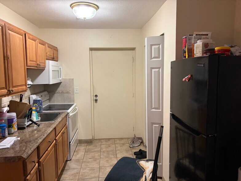 Building Photo - 145 Pleasant St