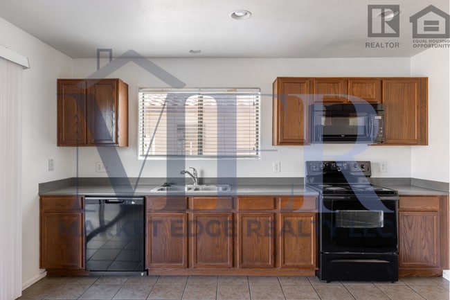 Building Photo - 3Bed/2.5Bath House at Honeycutt Ave/Hogene...