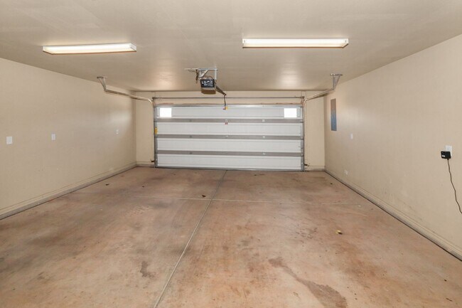 Building Photo - Stunning with 4 bedrooms in City View!