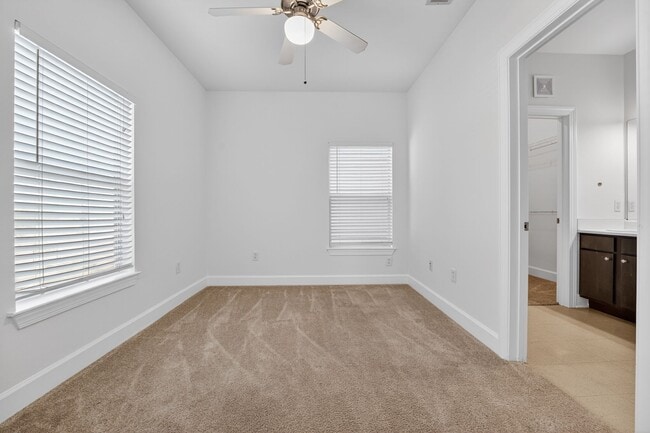 Building Photo - 1901 Crossing Pl