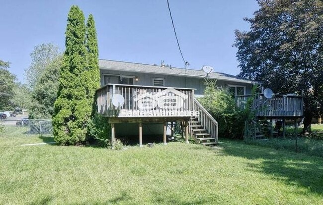 Building Photo - Available 12/1 - Cozy 2 Bed / 1 Bath Side ...