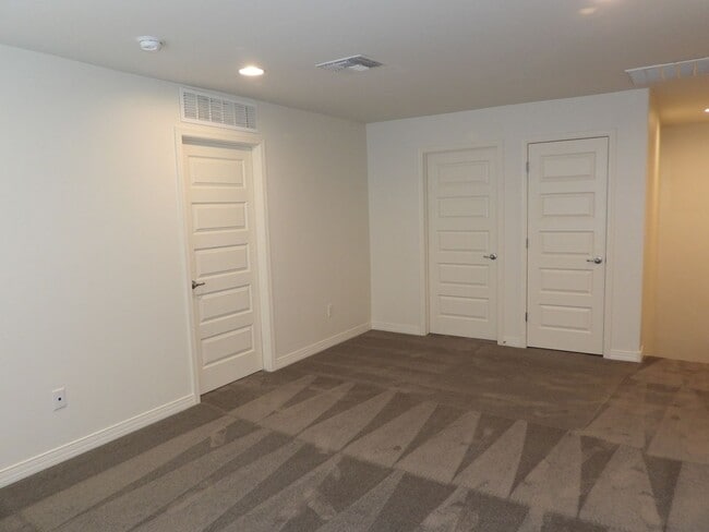 Building Photo - 4 Bedroom 2.5 Bathroom