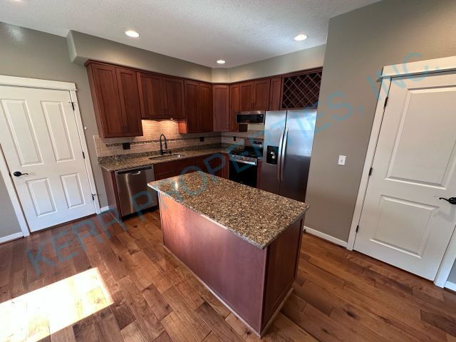 Building Photo - Charming 2-Bed Townhouse Retreat with 2.5 ...